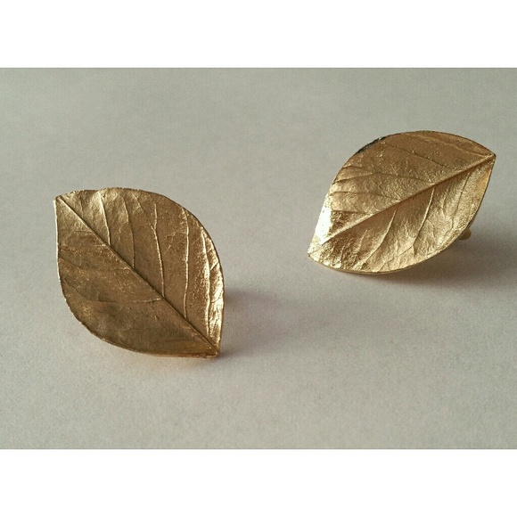 Vintage Trifari veined leaf clip on earrings - Picture 3 of 7